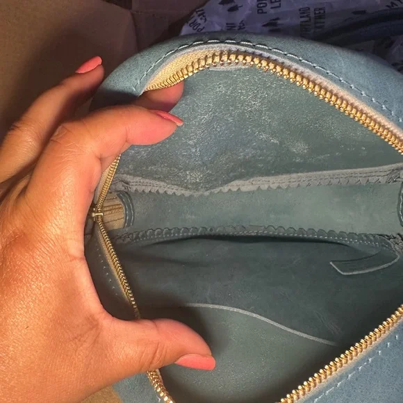 Portland Leather Large Circle Crossbody in Aqua. C-grade bag. - Picture 7 of 12
